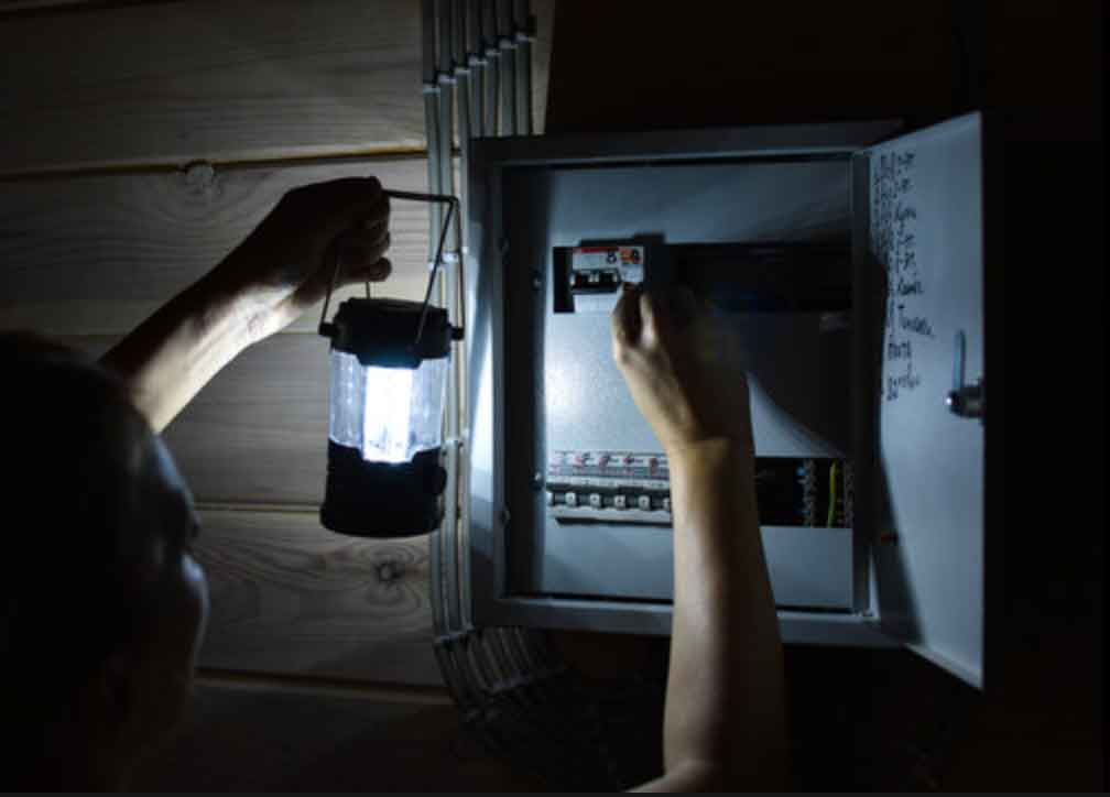 Elektriker behebt Stromausfall sofort